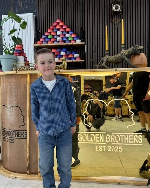 Tresen mit Schriftzug Golden Brothers Est. 2025, dahinter die Stühle